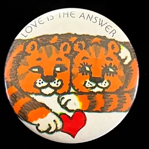 Vintage "L'amore è la risposta" gatto gattino gattino ERA spilla pittorica retro BOTTONE pinback - Foto 1 di 2