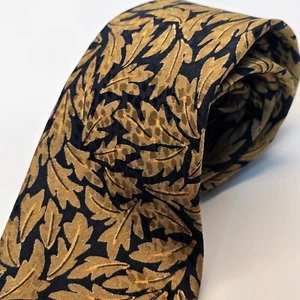 Corbata de diseñador para hombre patrón de hojas dorada sobre negra por Addison On Madison 56" L - Imagen 1 de 4
