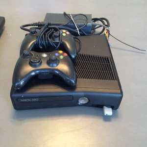 Microsoft Xbox 360 S 4GB Konsole - Schwarz (1439) - Bild 1 von 9