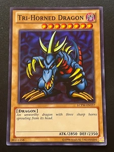 Tri-Horned Dragon LCYW-EN157 Super Rare Unlimited Near Mint Yugioh - Foto 1 di 2