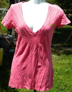 CAMISA ROSA HOLLISTER CALIFERIA XS CUELLO EN V MANGA HUNTINGTON PLAYA EN LA ESPALDA - Imagen 1 de 2