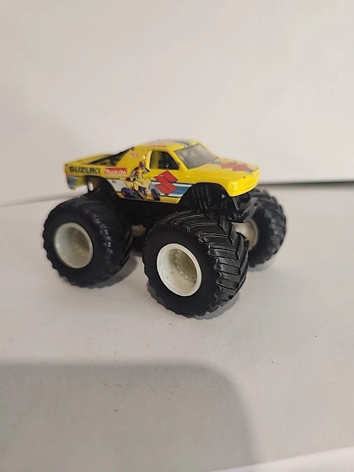 Monster Trucks Team Suzuki escala 1/64 diecast amarillo Monster Jam 2006 Hot Wheels Foto 1 de 4