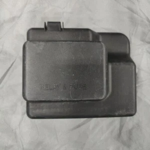 05-08 Scion tC Relé Caja de Fusibles Cubierta Tapa Bajo Capucha OEM - Imagen 1 de 5