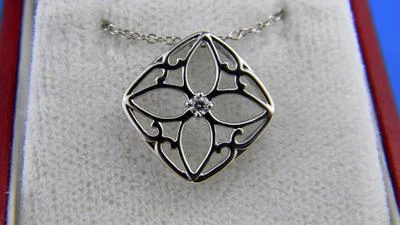 Corazones en llamas!!! Colgante cuadrado brocado de diamantes de oro blanco de 18 quilates con collar de 18" Foto 1 de 4