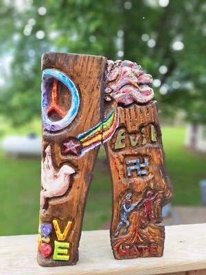 Talla en relieve de madera "Paz y amor llueve sobre el mal" Foto 1 de 4