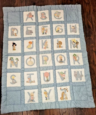 Edredón cuna bebé Precious Moments cosido en cruz colgante de pared ABC 33x42 hecho a mano Foto 1 de 4