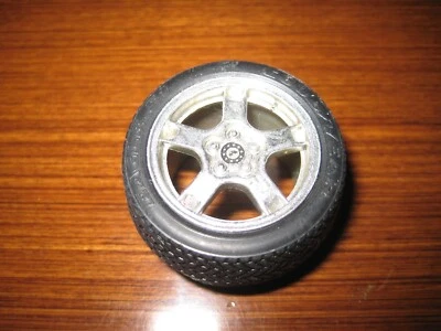 RUOTA POSTERIORE CHEVROLET CORVETTE C5 1/18 BURAGO TUNING O DIORAMA - Immagine 1 di 2