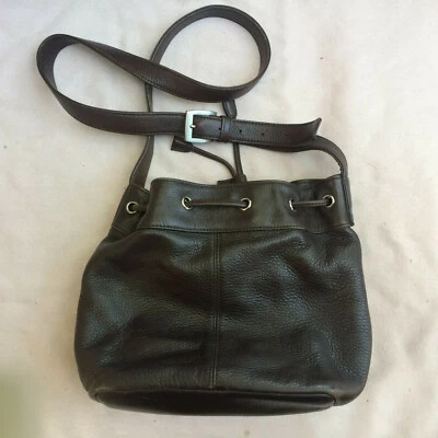 Bolso Tommy Hilfiger Cuero Marrón Oscuro Cubo Hombro Cordón Sinch en muy buen estado Foto 1 de 4