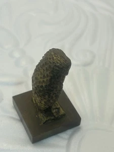 VINTAGE SMALL BRASS OWL FIGURINE STANDING ON BRASS SLATE 2" ~ MADE IN HONG KONG - Picture 1 of 15