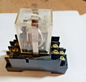 Allen Bradley: Relay  PN: 700-HF32A1-4 With Mounting Base 700-HN116 - Picture 1 of 2