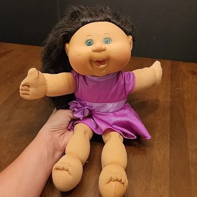 Muñeca Cabbage Patch Kid 2015 WCT-54k con vestido ojos verdes cabello castaño oscuro dientes Foto 1 de 4