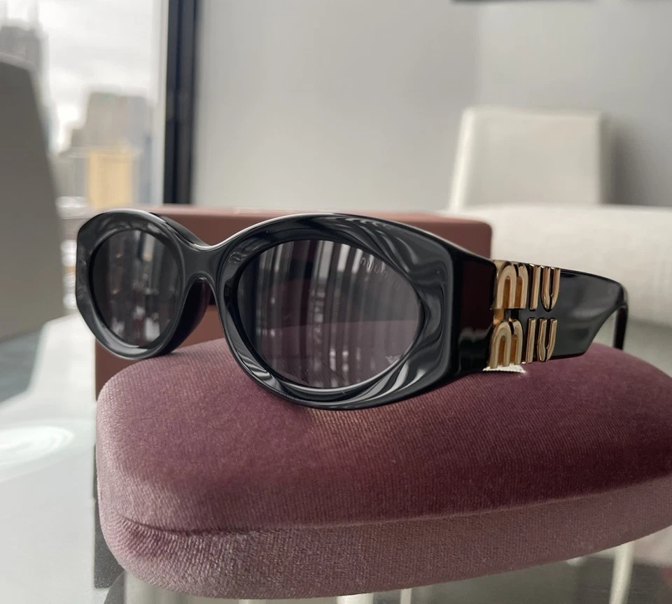 Gafas de sol para mujer MIUMIU MU 11WS 1AB5S0 negras doradas ovaladas Foto 1 de 4