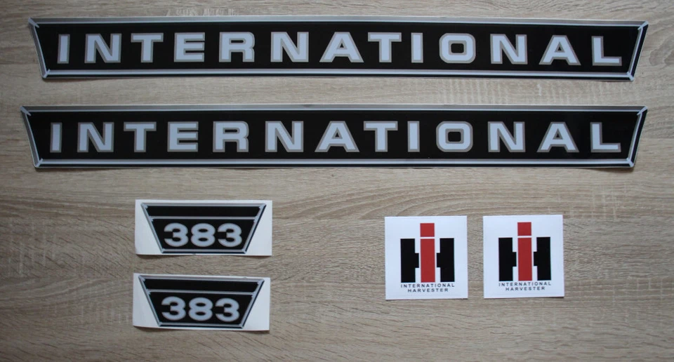 IHC / Mc Cormick Aufkleber 383 klein Silber Traktor Logo Emblem Sticker Label - Bild 1 von 1