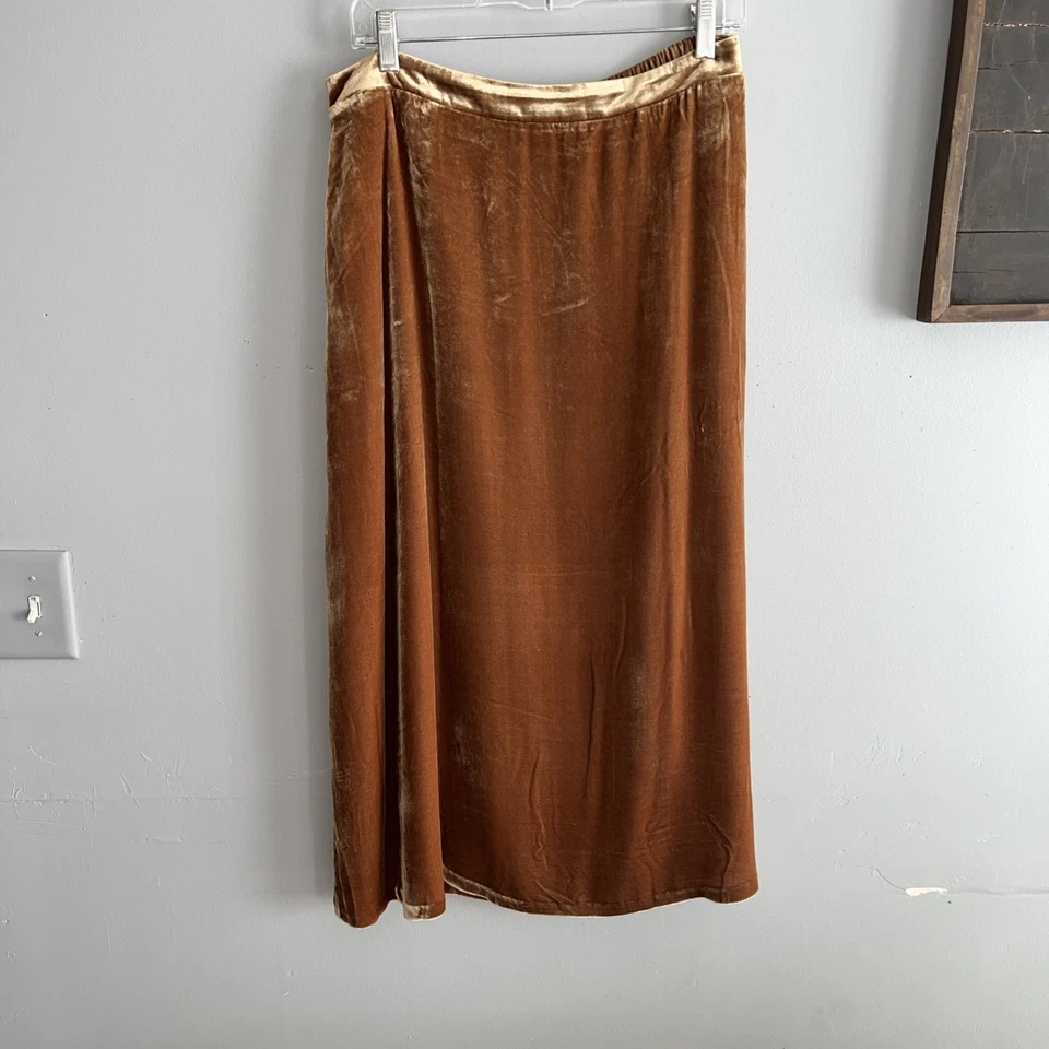 Garnet Hill Women's Velvet Skirt Sz Medium Acorn Color Lined With Stretch Waist - Image 1 of 4