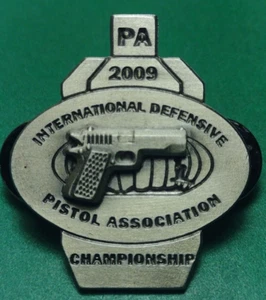 IDPA Silhouette Shooters Sombrero de Peltre Chaleco Bolsa de Gama Pin PA '09 CAMPEONATO NUEVO EN PAQUETE - Imagen 1 de 5