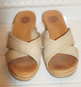 UGG GWYN WOMENS TAN BEIGE WEDGE SANDALS OPEN TOES SHOES SIZE 7 - Bild 1 von 5