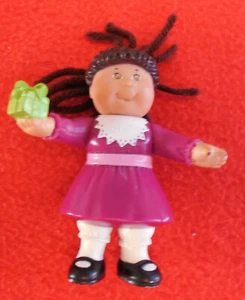 Mini muñecas Cabbage Patch Kids vintage 1992 niña con regalo en muy buen estado - Imagen 1 de 7