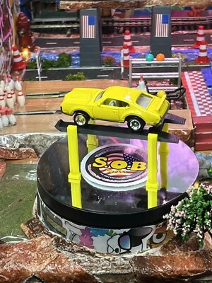 Johnny Lightning 1969 Oldsmobile 442 1:64 amarelo fundido usado excelente estado - Imagem 1 de 4