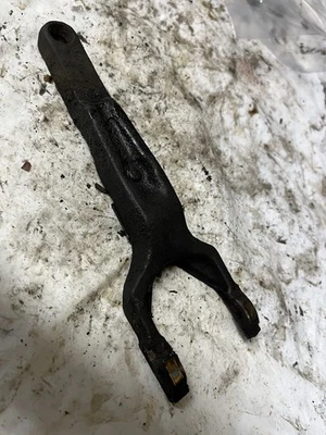 1990-1994 Mitsubishi Eclipse manual transmission 1.8L clutch fork metal part W1 - Image 1 of 4