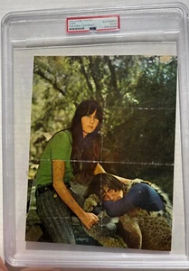 Página de revista firmada por Cher - Autógrafo en losa certificado por ADN de PSA - Imagen 1 de 2