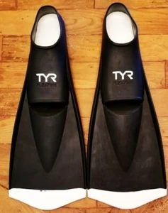 NEU TYR Erwachsene Kreuz Klinge 19"L FlexFins 2.0 schwarz & weiß M 9-11, B 10,5-12,5 - Bild 1 von 5