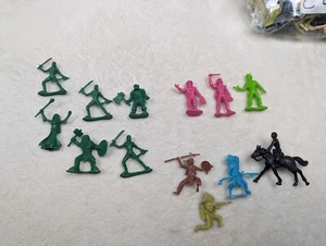 Figuras de plástico vintage vaqueros e indios gente de brujería. Spaceman. Ghouls.  - Imagen 1 de 14