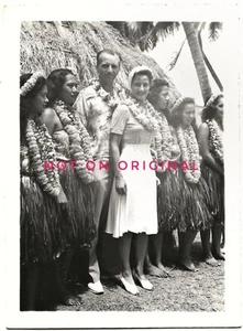 Vintage Old 1930 Photo of Man & Woman with HAWAIIAN WOMEN Dancers Hawaii Welcome - Picture 1 of 1