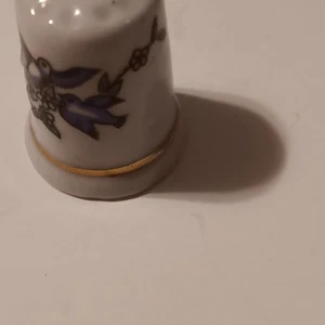 Vintage Keramik Fingerhut, blauer Vogel mit Schrift Calgary Tower Alberta, Kanada - Bild 1 von 4