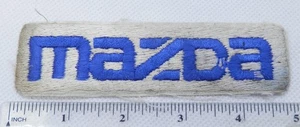 Parche de automóvil Mazda vintage blanco con letras azules - Imagen 1 de 2