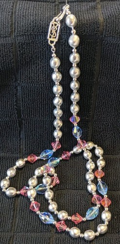SAINT LAURENT (YSL) Costume collana lunga vintage Yves Saint Laurent perle d'acqua dolce grigie e cristalli