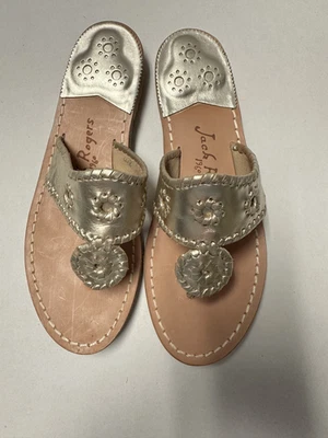 Sandalias Jack Rogers de Cuero Talla 8 Chanclas Metálicas Doradas Tanga Planas Foto 1 de 4