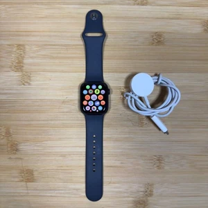 Apple Watch Series 9 - 41 mm - GPS - Noir Minuit - État de la batterie 100% - Photo 1 sur 11