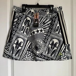 Neu mit Etikett Adidas x Farm Rio Tropical Club Damenrock Gr. M Grafikdruck - Bild 1 von 11