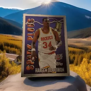 1995-96 Topps Spark Plugs #SP7 Hakeem Olajuwon Houston Rockets - Foto 1 di 7