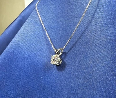 Colgante solitario redondo de diamantes de 1 quilate F VS1 cultivado en laboratorio con cadena de 0,925 de 18 pulgadas Foto 1 de 4