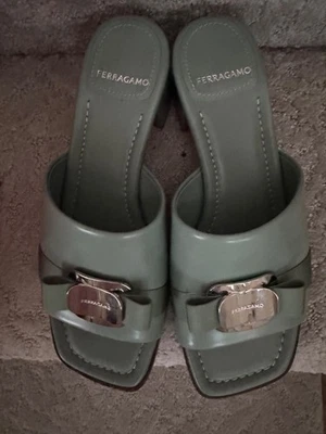 Toboganes de placa Ferragamo Vara Foto 1 de 4