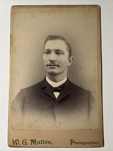 Foto de tarjeta de gabinete antigua de hombre victoriano bigote de la década de 1890 W.G. Telaraña Mathis - Imagen 1 de 12