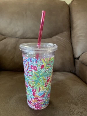 Copo Lilly Pulitzer com palha rosa quente floral praia 20 oz. Acrílico - Imagem 1 de 4