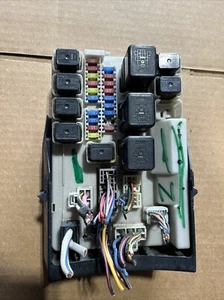 2005 06 NISSAN 350Z Convertible auto IPDM FUSE RELAY BOX UNDER HOOD - Picture 1 of 3