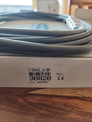 Banner 30820 S18AW3L W/30  EZ-BEAM S18 Series 30 Foot Cable 3030820 NEW - Image 1 of 4