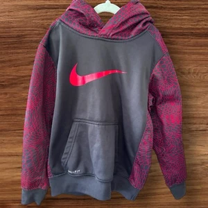 Nike Boys Youth Therma Dri-FIT Hoodie Hooded Sweatshirt Gray Red Size S (4-5 yrs - Picture 1 of 3