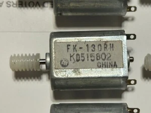SMALL ELECTRIC MOTOR with Worm Gear  Runs at 4 vdc*    2 for $2.59 - Picture 1 of 3