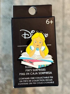 Prendedor Loungefly Disney Storybook Clásicos Misterio Disney - Alicia - NUEVO - Imagen 1 de 2