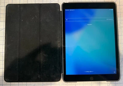 Apple iPad 9.ª generación - Gris - 64 GB - tal cual para salvamento/piezas/desmontaje Foto 1 de 4