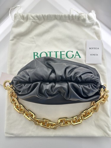 Borsa a tracolla Bottega Veneta catena media pelle nera catena oro vendita al dettaglio $4.100