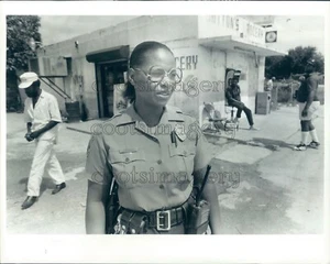 1988 Pressefoto Afroamerikaner Miami Polizei Jackie Robins in Brownsville - Bild 1 von 2