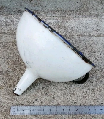 BUF1- Ancien entonnoir blanc en tôle émaillée Sweden - Photo 1/4
