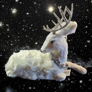 Ciervo sentado de piel blanca - astas brillantes - collar de Navidad - decoración del hogar - Imagen 1 de 6