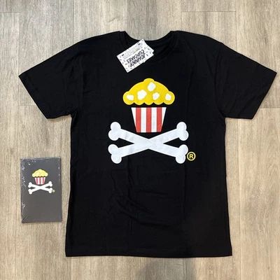 Camiseta Johnny Cupcakes X AMC Theatres Talla Mediana Palomitas Huesos Cruzados con Diario Foto 1 de 4