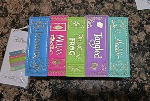Cartera Loungefly Disney Princess Story Books con cremallera alrededor NUEVA tienda Alladin Stitch - Imagen 1 de 14